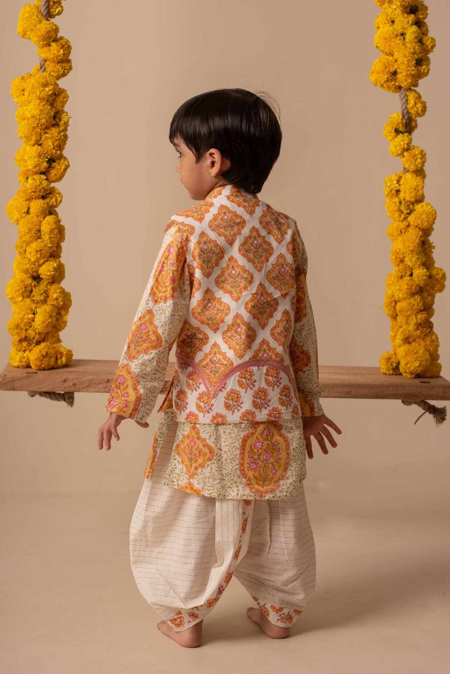 Kids kurta bandi set close-up