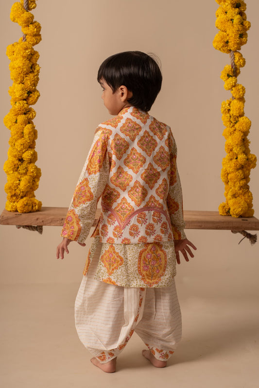Kids kurta bandi set close-up
