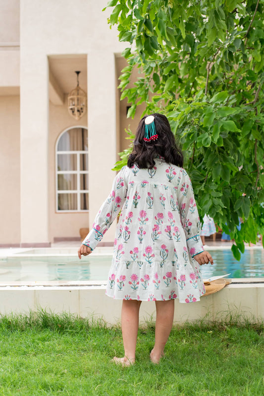 blue floral kids sundress on model – Plumcheeks