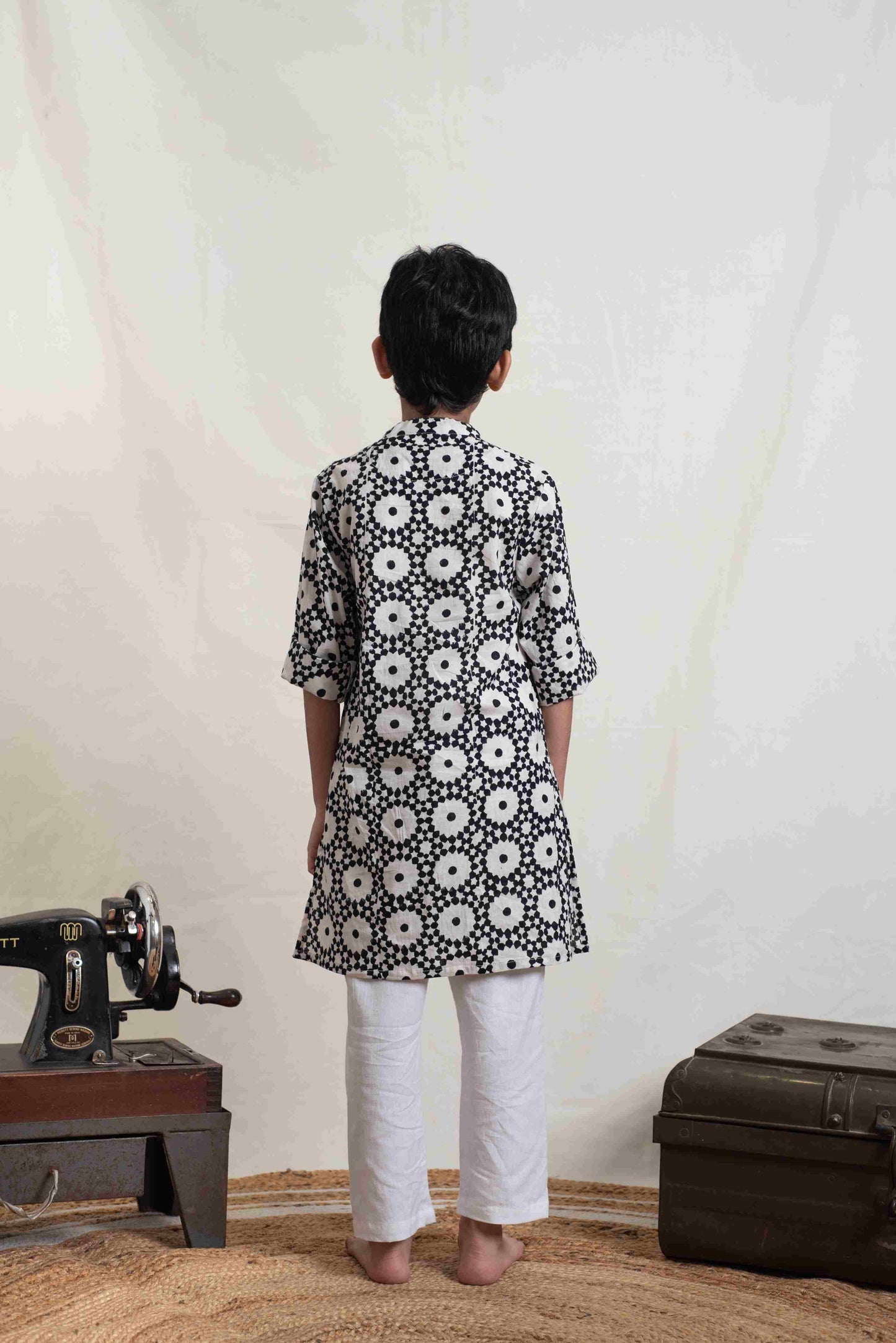 kids monochrome kurta with thread detailing – Plumcheeks