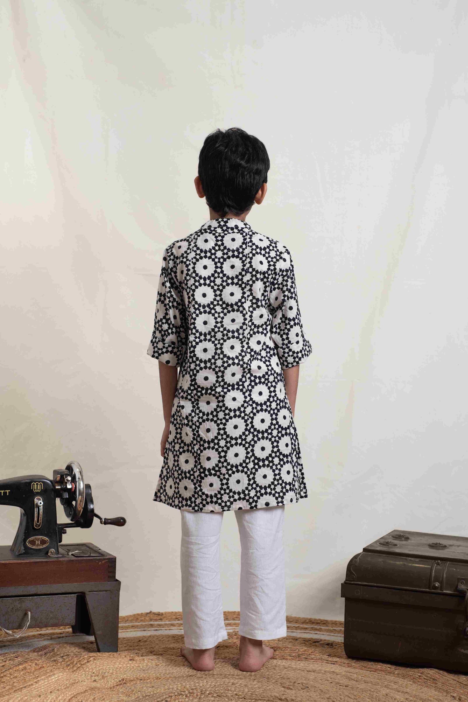 kids monochrome kurta with thread detailing – Plumcheeks